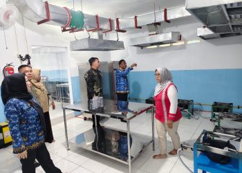 Camat Cigandamekar Dan Tim MOnitoring Dapur MBG di Desa Babakanjati